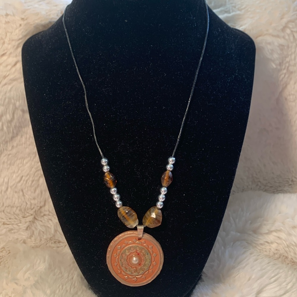 Lightweight pendant necklace